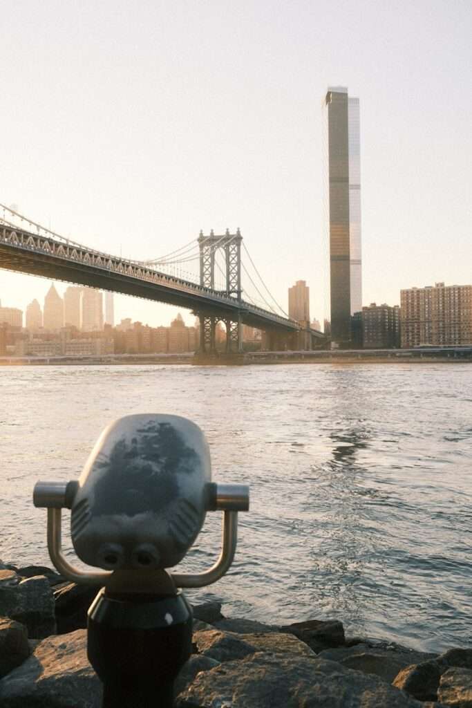 View of the manhattan bridge and skyline.